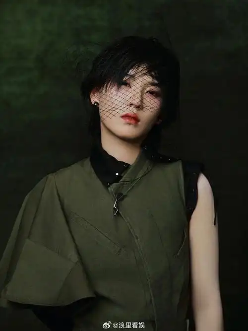 陆柯燃穿的解构主义高定衣裙