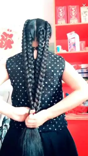 鱼头辣面的粗辫子