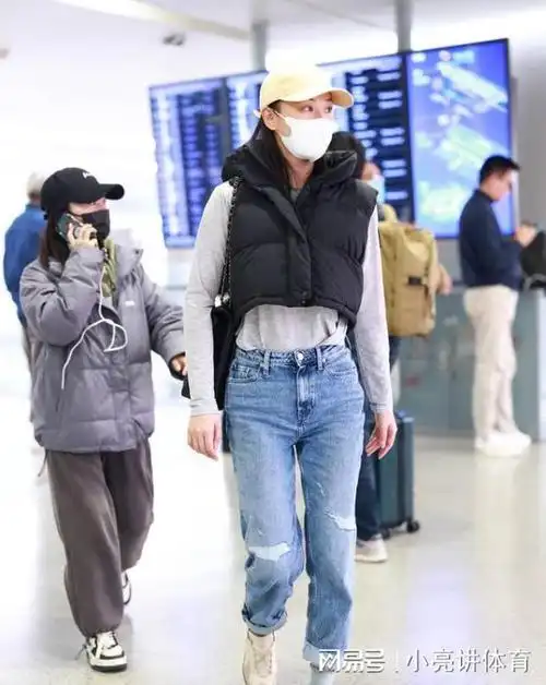 张馨予现身上海机场 休闲装扮简约舒适