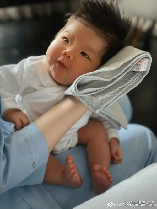 郑恺前任晒全家福官宣生女,宝宝正脸和名字曝光,颜值高像妈妈