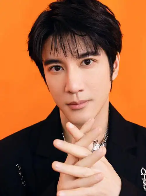 王力宏自创品牌在卖货时,号称衣服上的刺绣,是从古董上剪下来的_直播