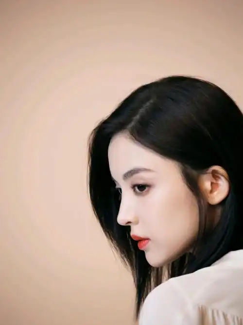 合照里的娜扎侧脸精致立体,与欧阳娜娜低平的侧脸形成明显对比