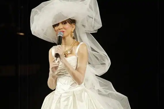 梅艳芳穿婚纱的样子确实漂亮,她为了人生最后一场演唱会期待了好久