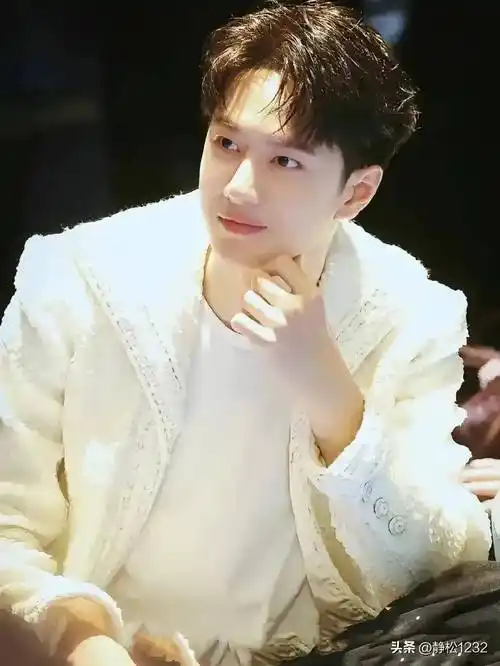 所以王一博身材相当的好,腹肌也是非常的亮眼迷人啦,看王一博跳舞真