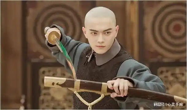 在剧中他饰演的傅恒柔情体贴,武艺高强,人设十分有观众缘,这使得许凯