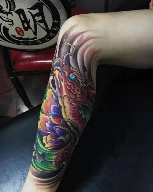 小腿龙鱼纹身图片_腿部新传统纹身图案