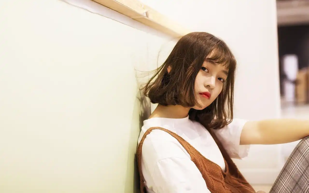 甜美短发美女居家唯美文艺写真壁纸