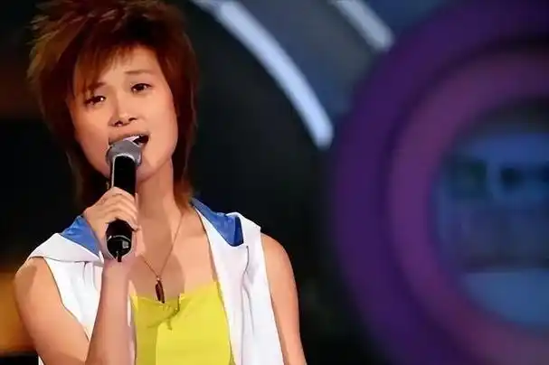 2005年,李宇春在那一年的《快乐女声》中,凭借她动人的歌喉和精湛的
