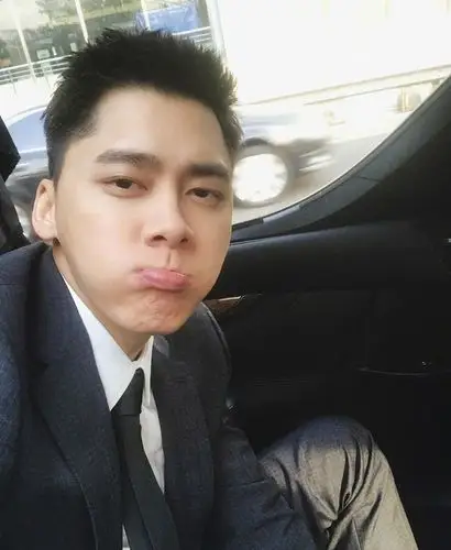 李易峰微笑自拍. 李易峰这四张照片很有霸道总裁风哦.