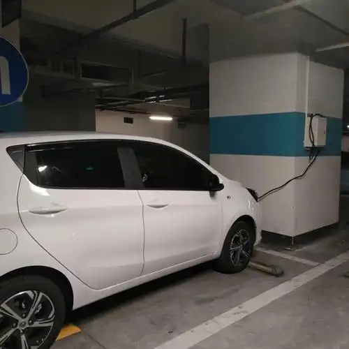 奔奔电动车在车库充电