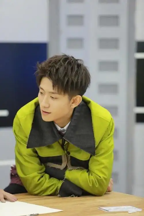 张一山穿白色毛衣,配"乞丐款"牛仔裤,就喜欢这种痞帅气质!