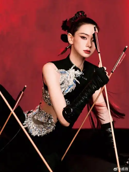 戚薇红与黑美学大片##戚薇龙纹露腰旗袍