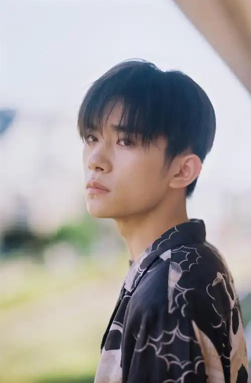 易烊千玺日系写真,暖黄色针织衫复古中分,上演冬日恋歌 zt