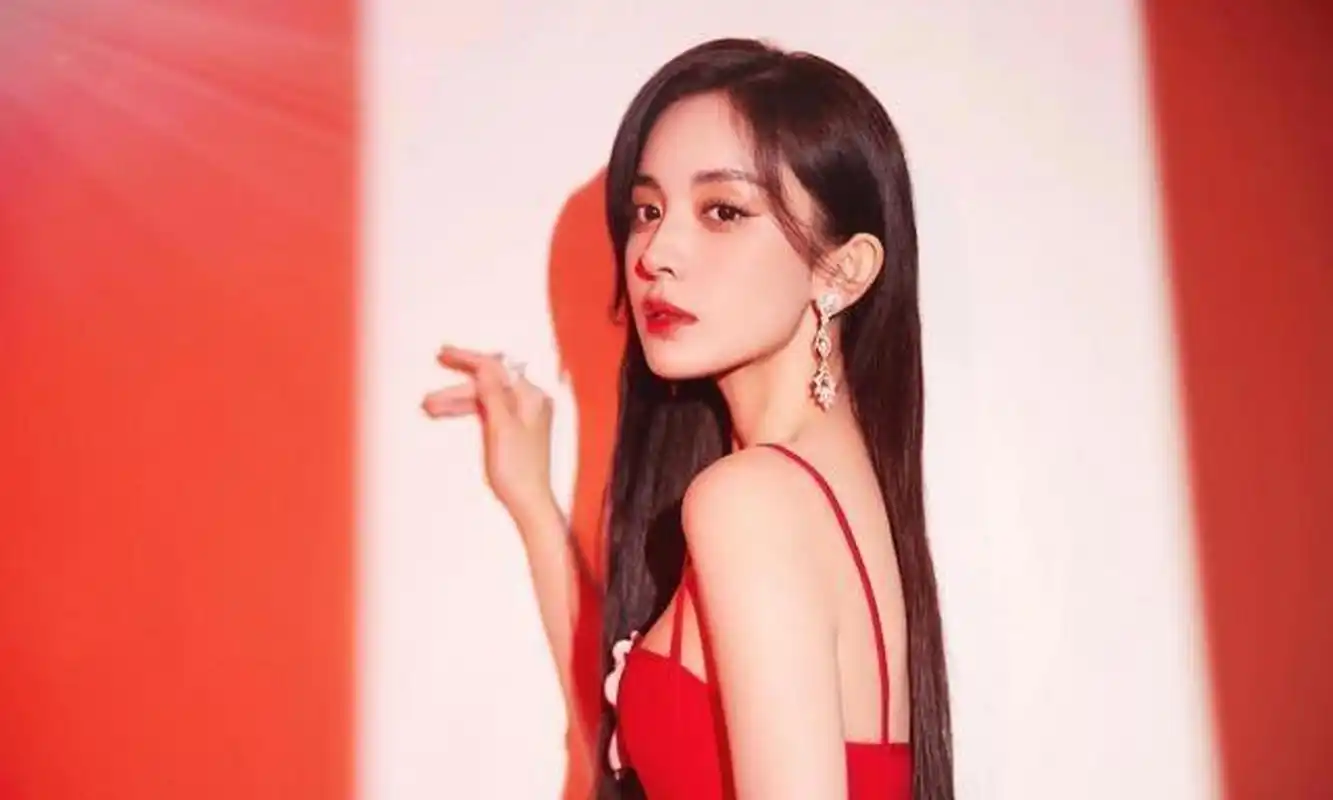 古力娜扎唯美写真,黑色吊带裙性感迷人