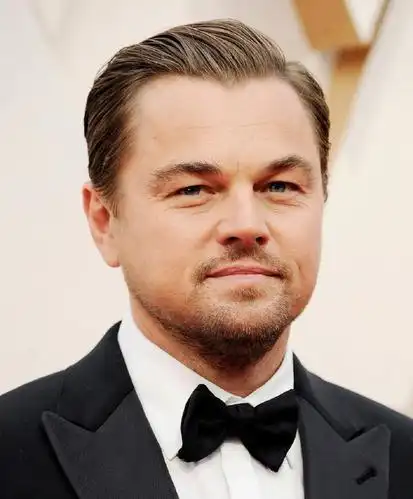 92届奥斯卡金像奖活动的"小李子"莱昂纳多,梳理了一个28分背头发型,还