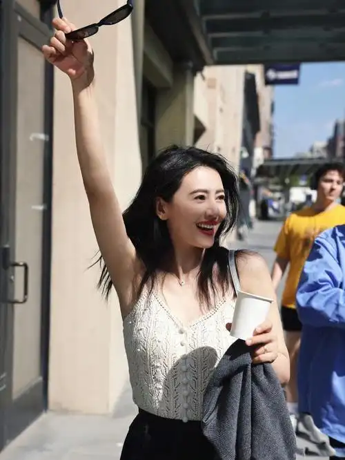 高圆圆近期纽约街拍合集——钩针吊带搭配黑色半裙级踝靴