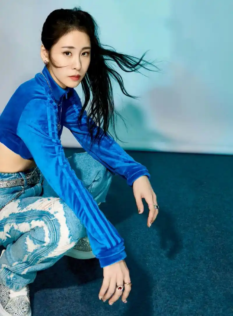 张碧晨# 甜美清纯的颜值,丰满傲人的事业线,前凸后翘,性感撩人的