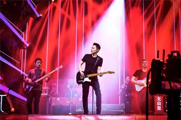 现场,梁博继续以网友调侃的"半永久"黑t亮相,自带强大的班底乐队,一