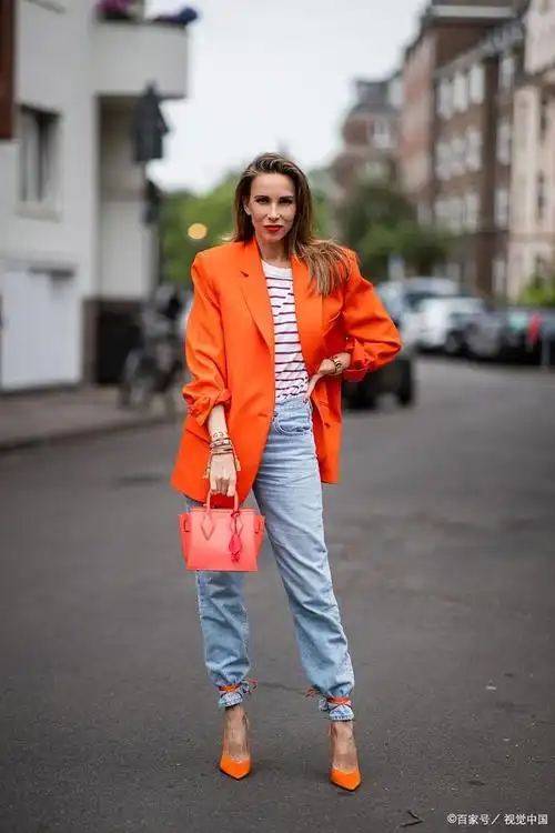 要找到与橙色衣服最搭配的颜色,我们可以考虑色轮理论,对比和调和以及