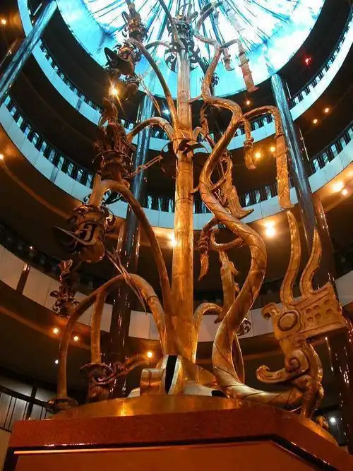 青铜神树的出土,使得三星堆笼罩魔幻色彩_腾讯新闻