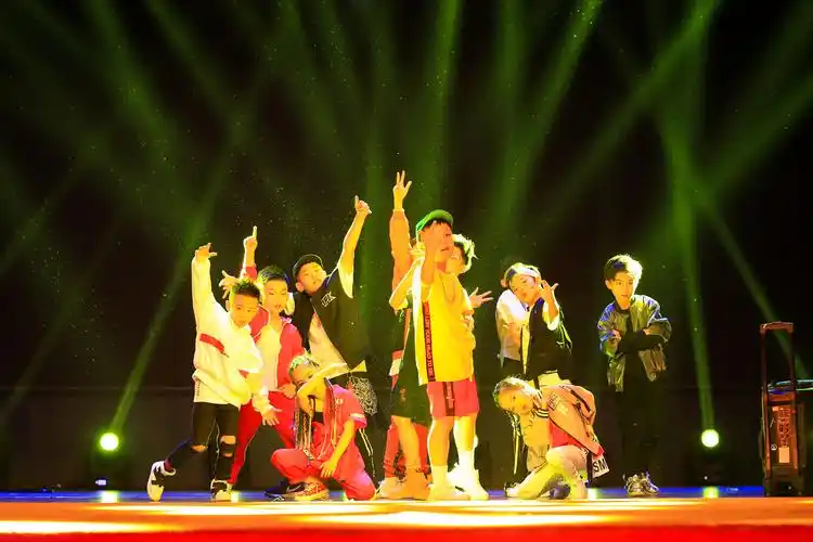 市区目前至少有140多家街舞培训机构,学员除了潮男潮女,还有少儿班