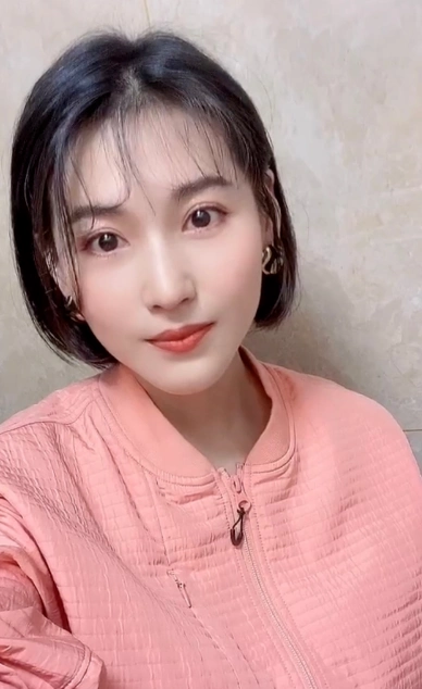 今年33岁的宁丹琳状态保养的很好,一头短发气质清纯,皮肤白皙细腻