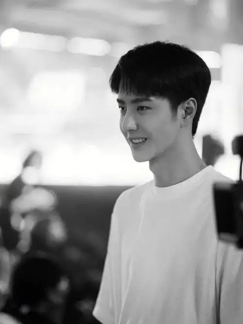 王一博没有精心打扮没有做造型的少年感～干净可爱轻松自在,街舞探班