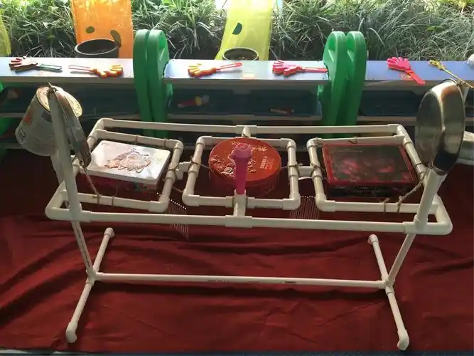 用废旧材料自制的架子鼓