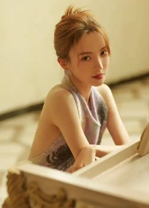 原创金晨身穿露背裙秀白皙美背曼妙身材太性感撩人