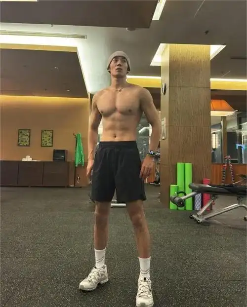 脸蛋精致可爱,身体却孔武有力,这5位男明星的反差感