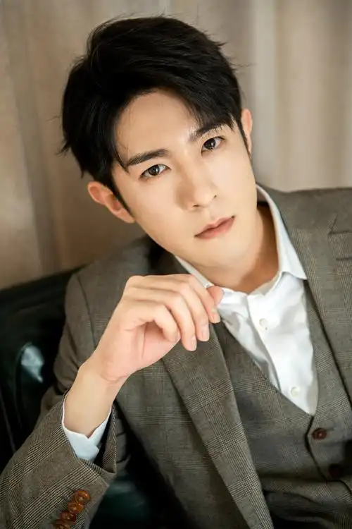 季肖冰儒雅斯文西装写真图片56