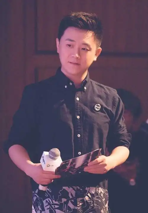 萧逸的声优阿杰可谓是这个阵容里最大的咖了,我也不用多介绍.