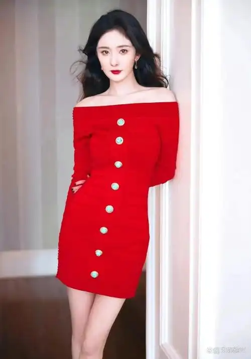杨幂身穿红色紧身短裙,出现在gq盛典红毯上,可能很多人不知道gq盛典