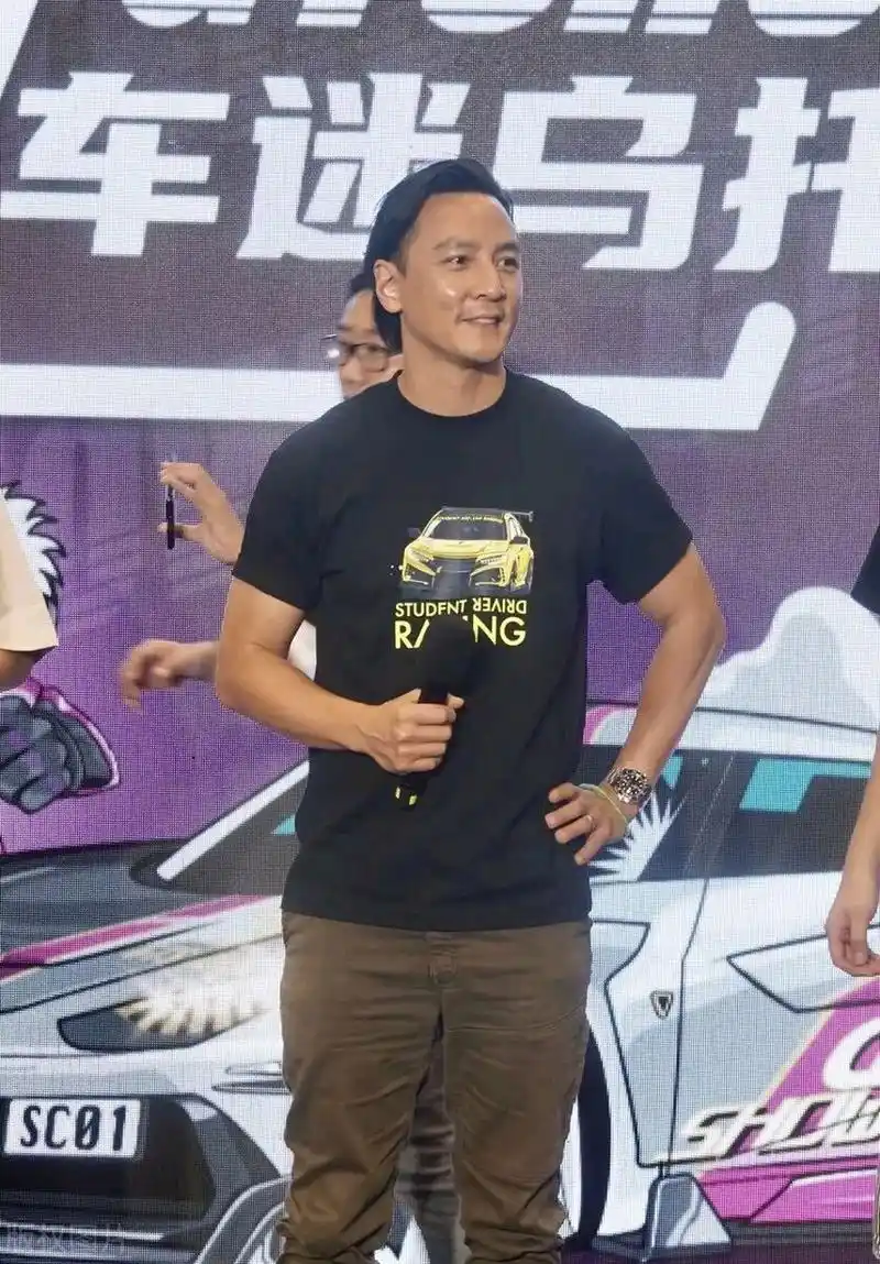 吴彦祖的身材是非常健硕的,他留着帅气的发型,笑起