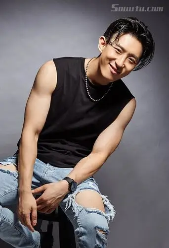 帅哥演员杨政最新写真大片背心搭牛仔阳光随性型男男演员杨政