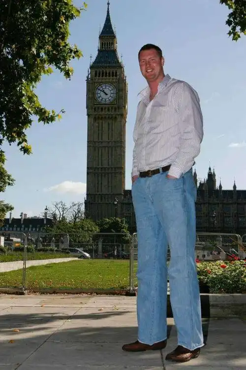 英国最高的人neil fingleton于2月25日去世,年仅36岁.neil 身高2.