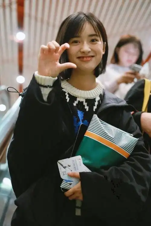 杉菜沈月穿黑色棉服配牛仔裤现身对镜头比v卖萌十分俏皮可爱