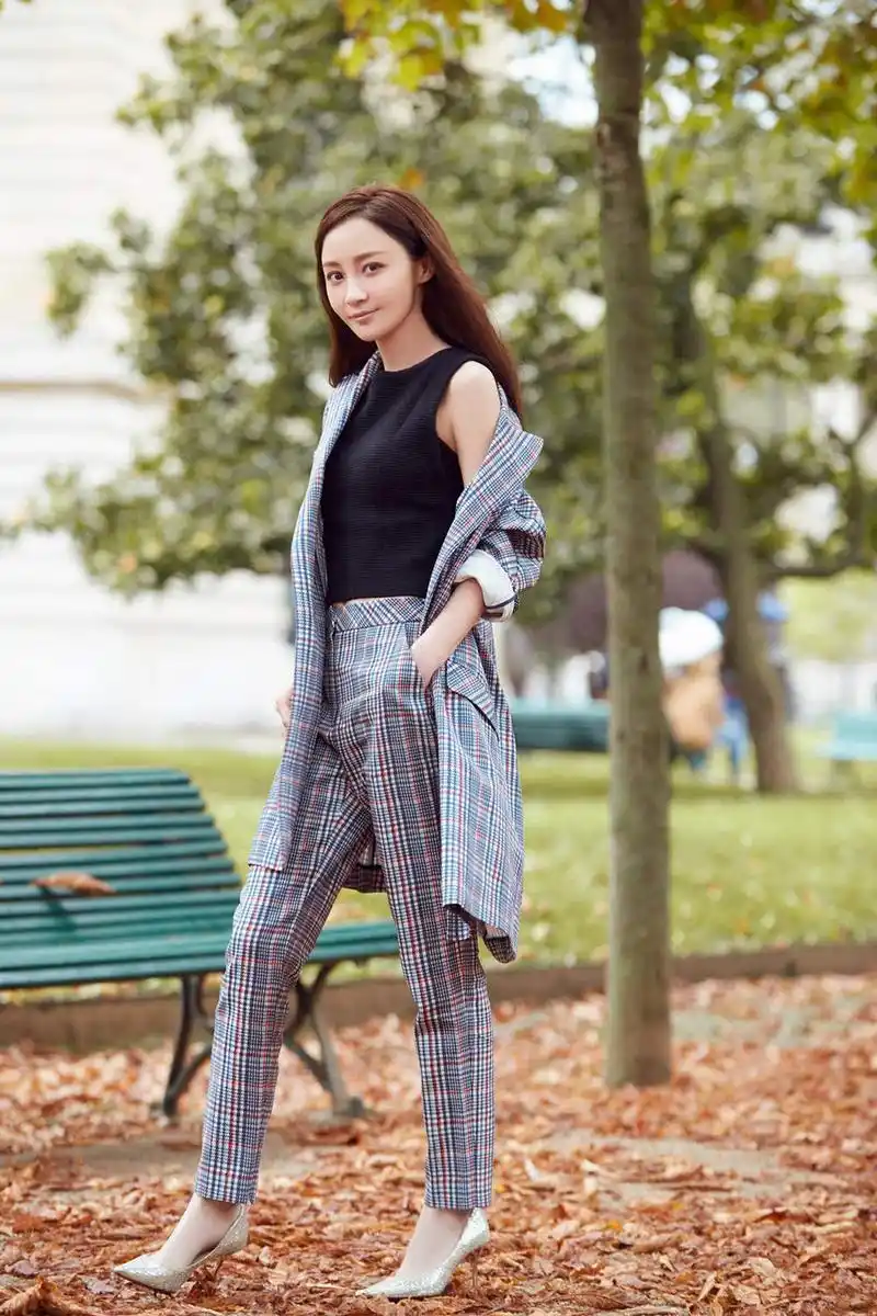 姚笛现身巴黎街拍 穿露脐装小秀蛮腰