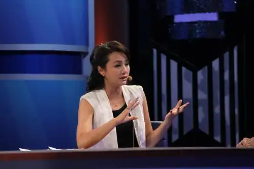 曹颖在现场主持