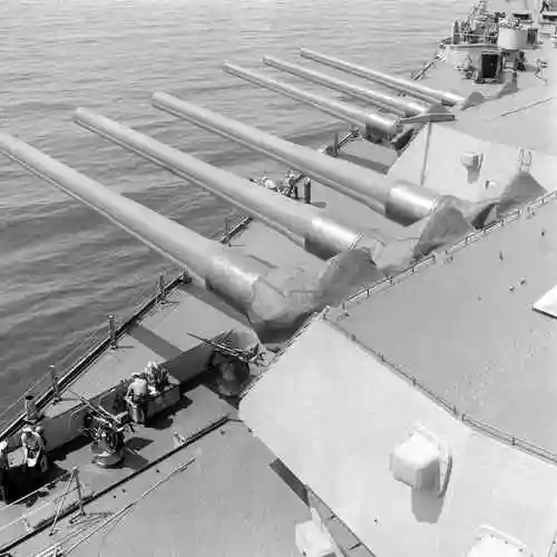 主炮全部指向左舷的威斯康星号战列舰,摄于1944年