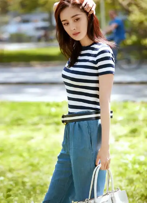 杨幂玩转休闲风大自然街拍,三款条纹单品搭配造型你更中意哪一款?