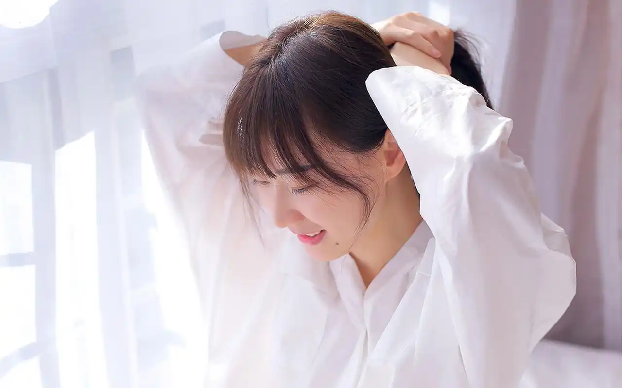 白衬衫美女模特高清电脑桌面壁纸