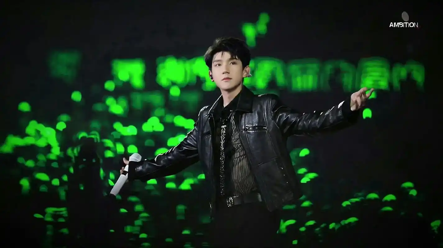 王源#共赴一场绿海,好美!绿色,最美丽的颜色!#王源出席q - 抖音