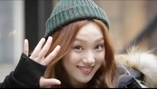 除此之外,她的发型也很多遍,在《举重妖精》里面是短发,还有狗啃的