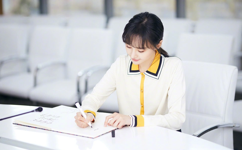 29岁郑爽真是不得了穿学生装又纯又水灵一看就是乖学生