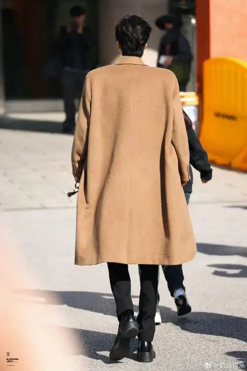 刘宇宁背影照##刘宇宁双开门宽肩