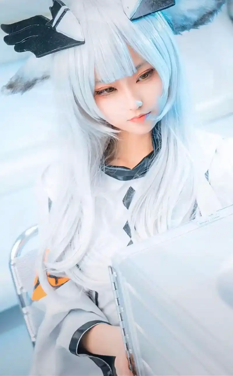 二次元cos壁纸,五官精致的小姐姐,高冷中含着几分可爱