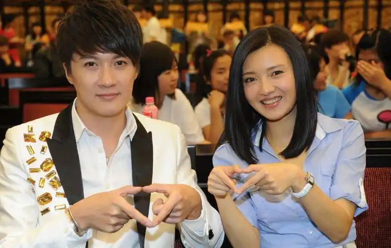 傅晶个人资料(章子怡同学,43岁还演大学生的傅晶,活该不温不火)