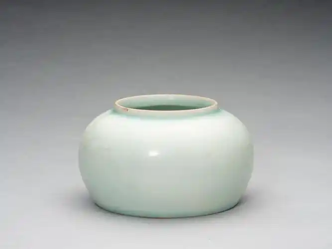 翠青釉瓷器平圈足,底足的修胎细腻,这是官窑瓷器的体现,底足采用平