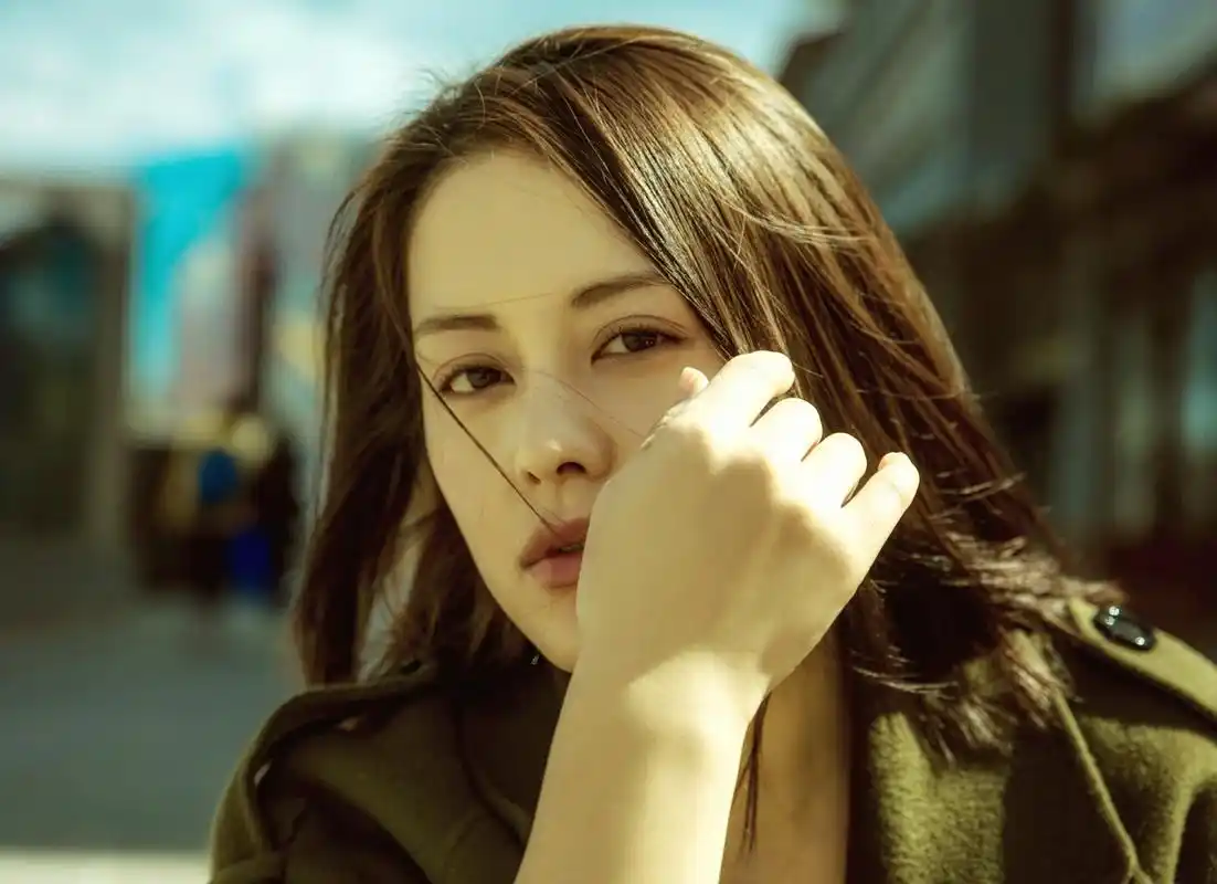 王力可初春街拍大片 治愈系笑容sense满分